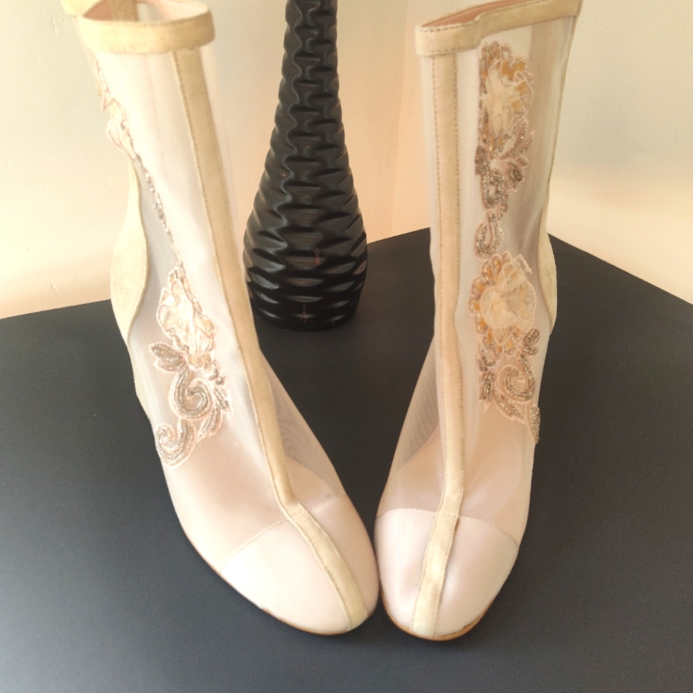 Avec Les Filles A Story Told by Joyce Azria Suede/Mesh Embroidery bootie